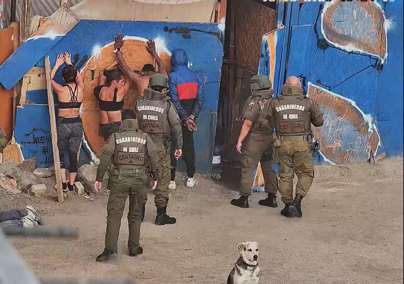 Carabineros de Chile de la sección Centauro custodian a personas detenidas contra el muro del ruco durante el operativo en avenida Pérez Zujovic.