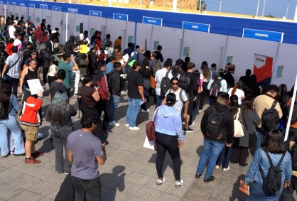 Feria laboral municipal en Antofagasta: asistentes recorren los stands de empresas participantes